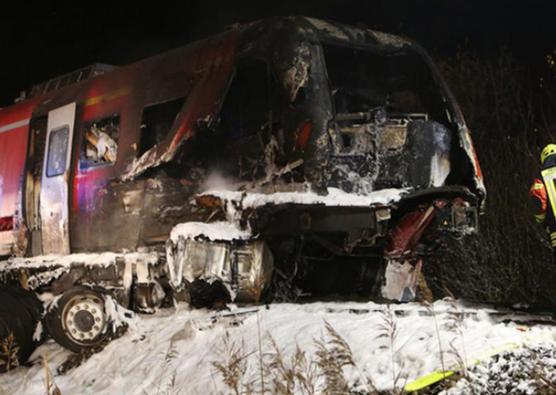 Un roman a murit intr-un accident in Germania. Camionul cu care transporta un vehicul militar american a fost lovit de tren