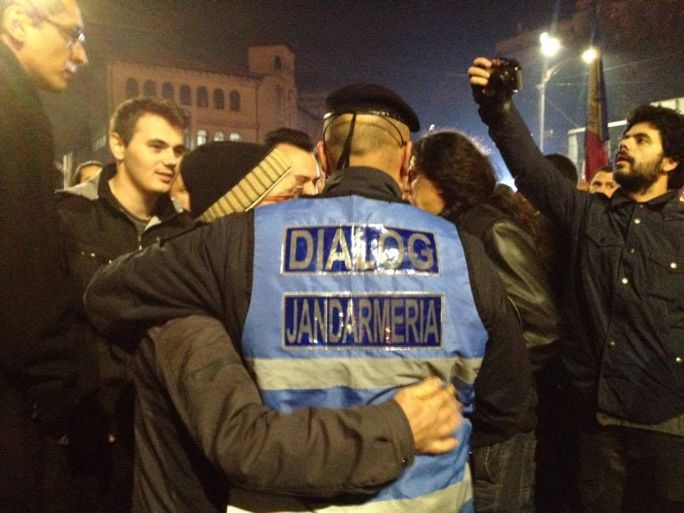 Imaginea publicata joi seara de Jandarmeria Bucuresti, in timp ce mii de oameni protestau in strada