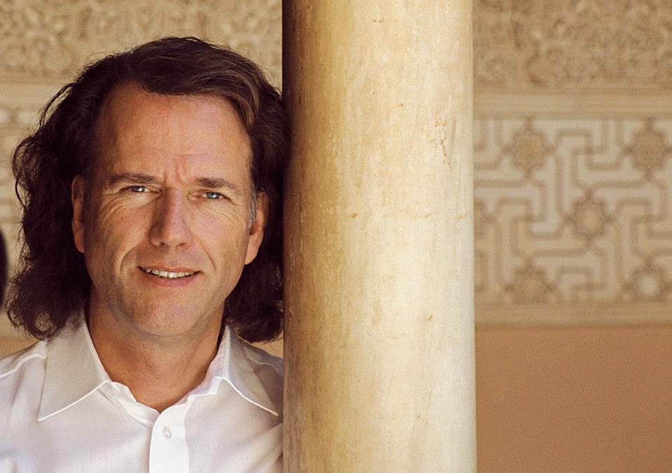 Andre Rieu, impresionat de tragedia de la Colectiv. Violonistul vine sambata la Bucuresti pentru a face o donatie