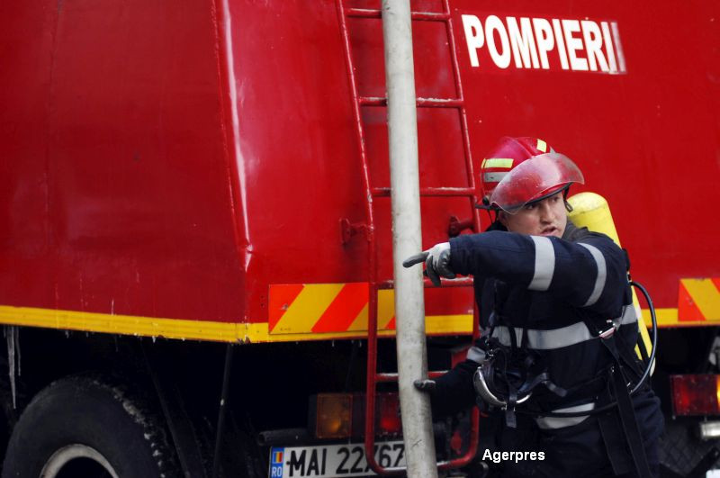 Incendiu la un hotel pe malul lacului Vidraru; o angajata intoxicata cu fum a fost preluata de SMURD