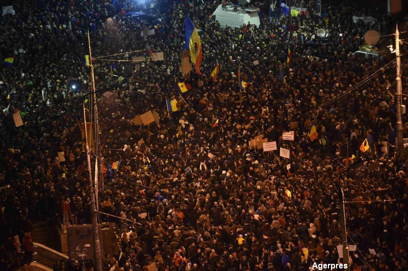 A patra zi de proteste in Romania. Moment de reculegere in memoria victimelor din Colectiv, la o saptamana de la tragedie