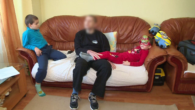 Drama prin care trece un politist, ranit intr-o explozie acum 3 ani. Darius a suferit arsuri pe 80% din suprafata corpului