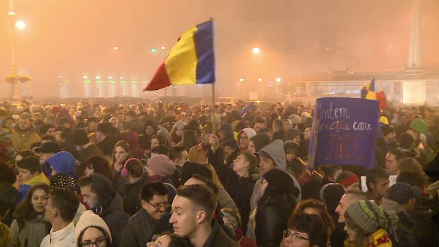 Peste 20.000 de oameni au protestat in strada, in toata tara. Gestul impresionant facut de manifestantii din Sibiu