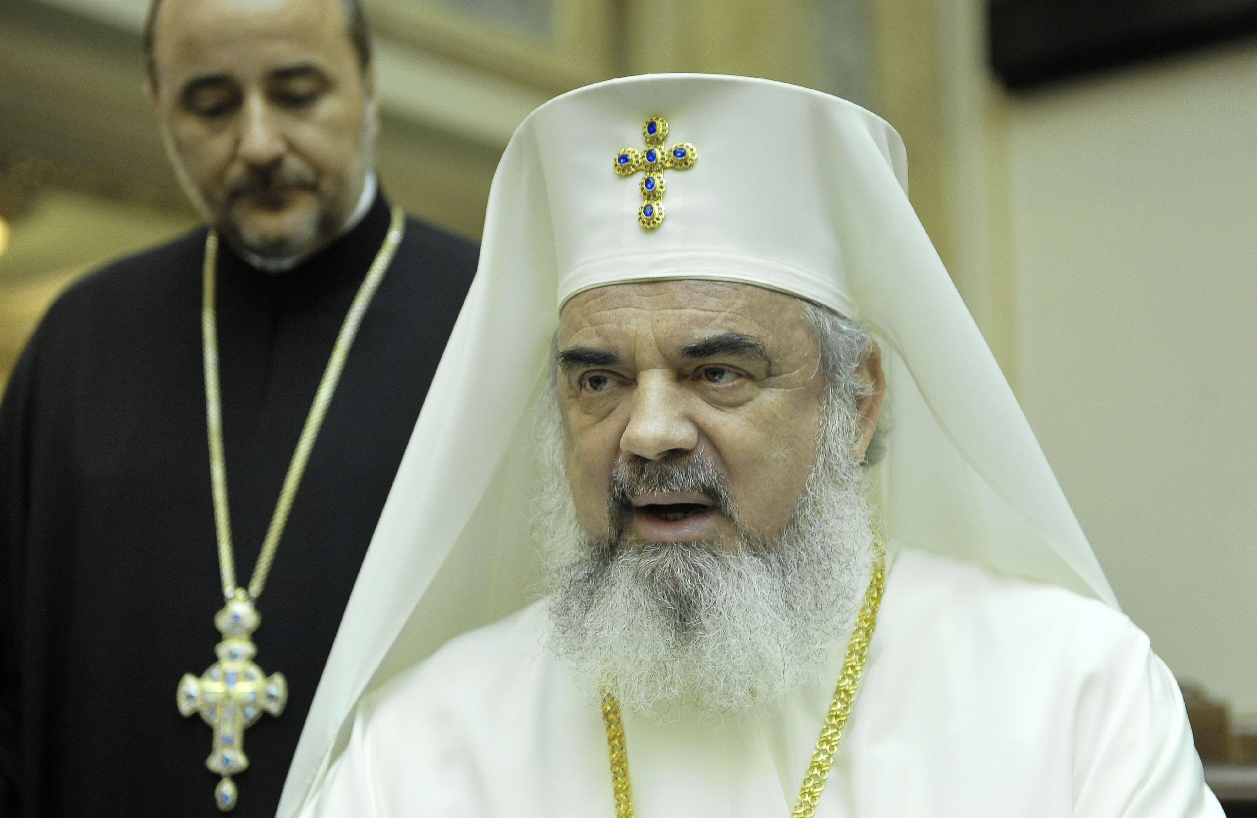 Mortii de la Colectiv, pomeniti de Patriarhul Daniel, la finalul slujbei de Sfantul Andrei, de la Patriarhie