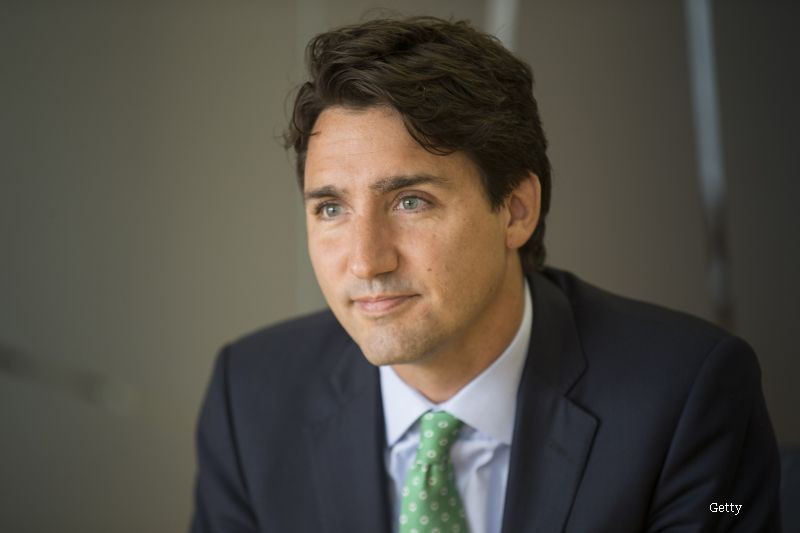 Premierul canadian, expert in manuirea cutitului. Cum a taiat tortul primit de ziua sa