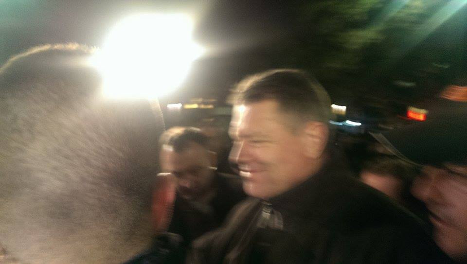 In a sasea zi de proteste, Klaus Iohannis a mers in Piata Universitatii si a stat de vorba cu oamenii. Ce le-a promis