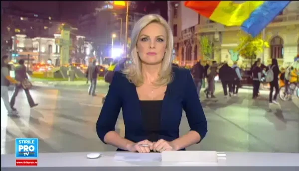 In a sasea zi de proteste, Klaus Iohannis a mers in Piata Universitatii si a stat de vorba cu oamenii. Ce le-a promis