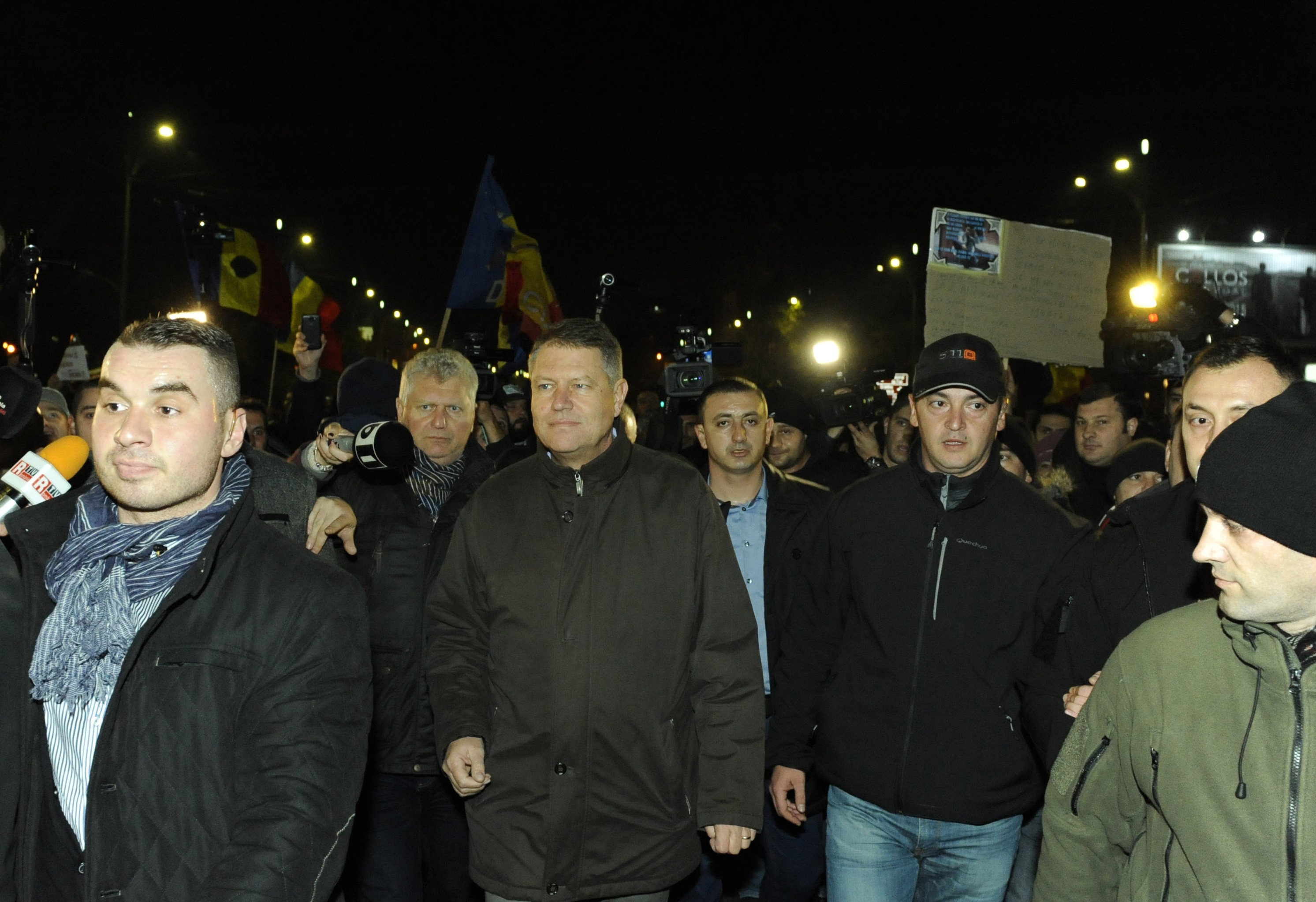 Iohannis a stat 20 de minute in Piata Universitatii. "Un lucru bun c-a fost, un lucru rau ca a venit prea tarziu"
