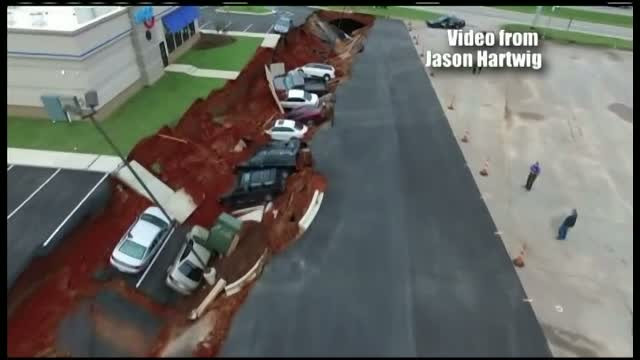 Crater imens in parcarea unui restaurant. Cel putin 15 masini au fost inghitite