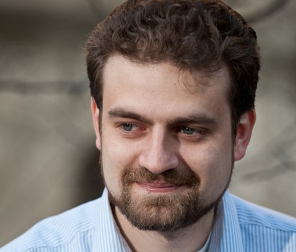 Un arhitect isi suspenda temporar afacerea pentru a ajuta scolile fara aviz de la pompieri: "Nimeni nu vine sa ne salveze"