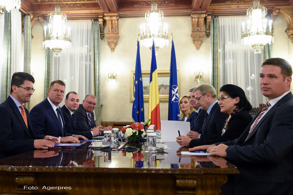 Surse politice: Klaus Iohannis l-ar desemna marti premier pe Dacian Ciolos. Variantele avansate de PSD si PNL la consultari