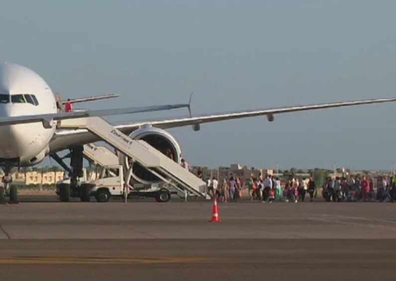 Egiptul se goleste de turisti dupa prabusirea avionului. 155 de romani, dar si mii de britanici si rusi au ajuns acasa