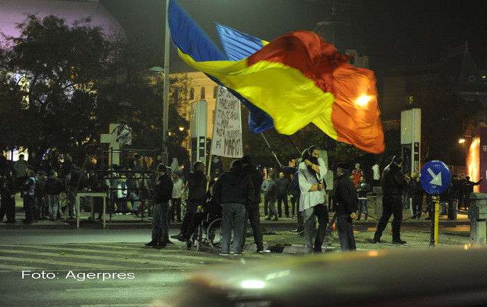 A 7-a zi de proteste in Piata Universitatii. Peste 400 de persoane s-au adunat in centrul Capitalei