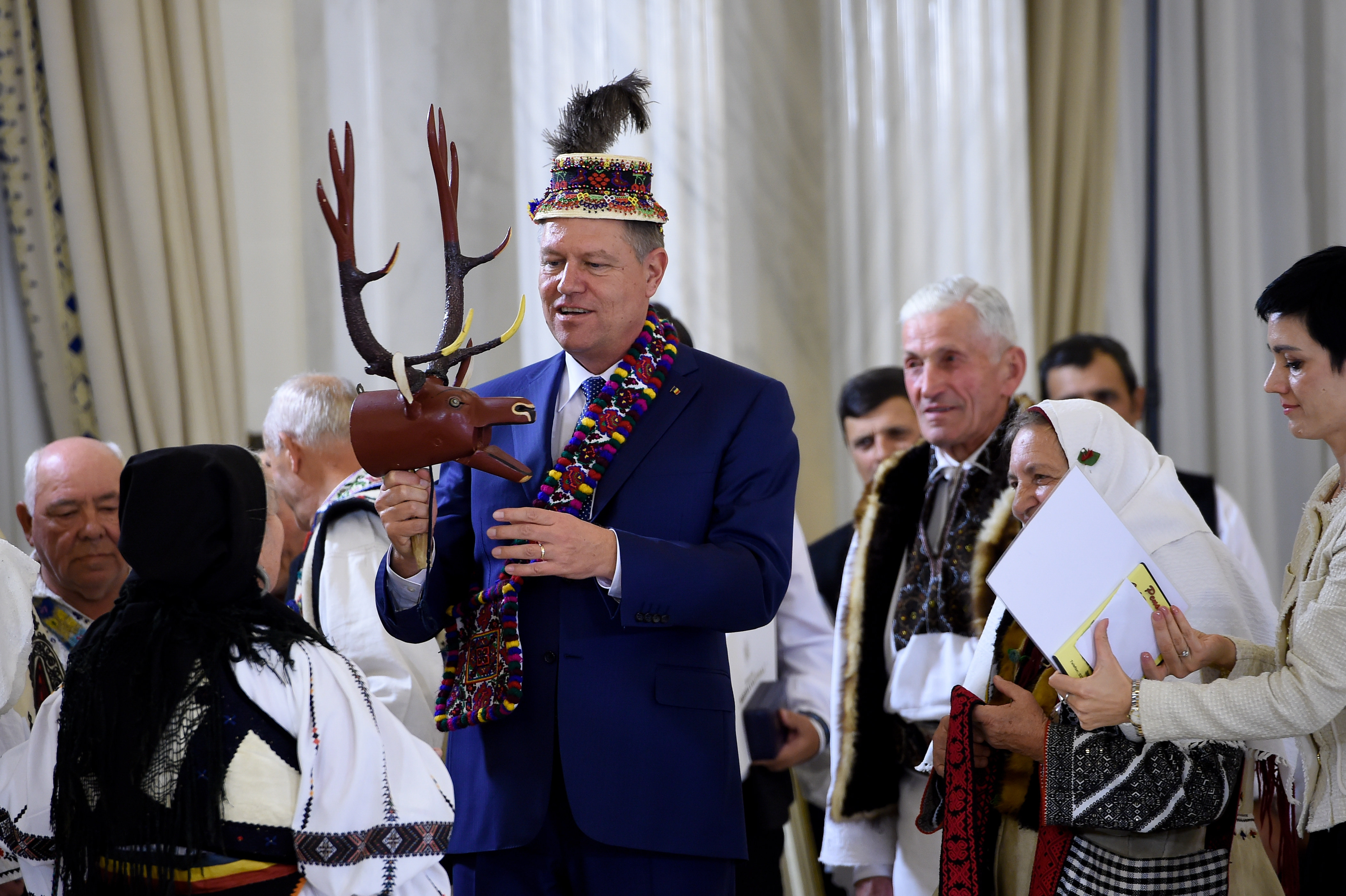Iohannis a decorat mesteri populari, la Cotroceni. Presedintele a primit un clop, un cap de cerb de colindat si traistute