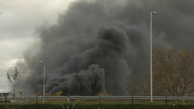 Incendiu de amploare la o uzina chimica din Olanda. Fumul dens a paralizat o zona mare din sud-estul tarii