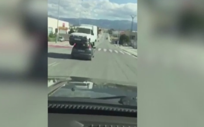 Scene desprinse dintr-un film cu Mr Bean, pe o sosea din Spania. Un sofer a filmat o masina care transporta o alta masina
