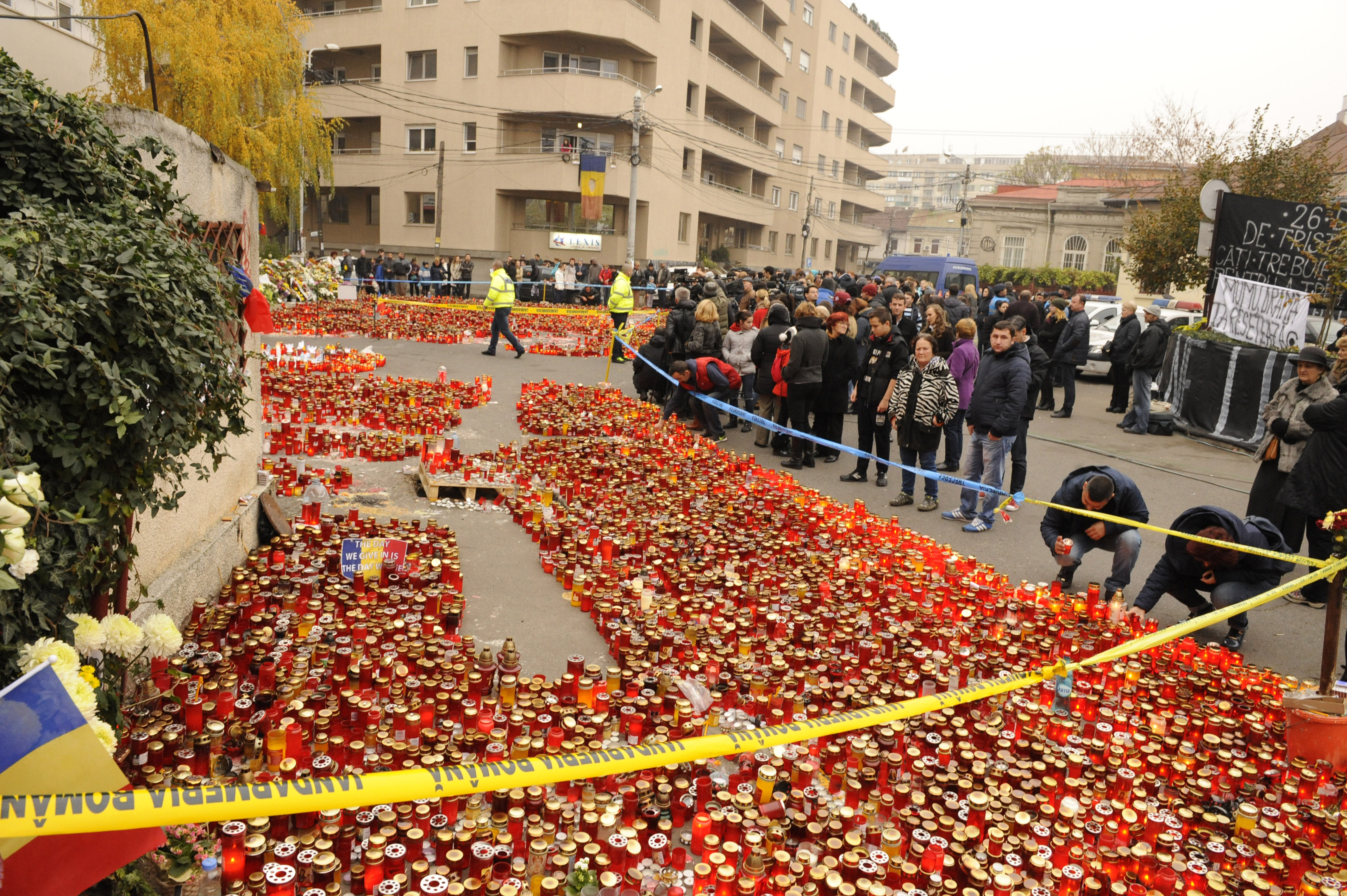 Numarul victimelor din Colectiv s-a dublat fata de prima seara. Bilantul a ajuns la 54 dupa moartea unui tanar de 22 de ani