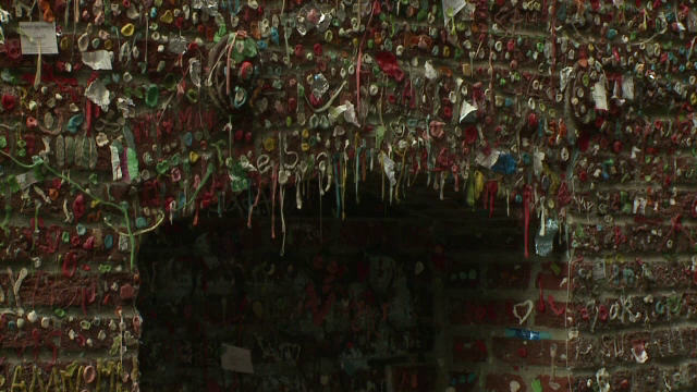 Un zid din Seattle acoperit cu o tona de guma, emblema orasului. Ce au decis autoritatile sa faca cu el