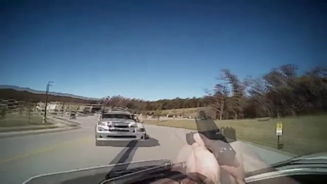 Urmarire violenta pentru un politist din SUA. Barbatul a filmat momentul in care este lovit de o masina furata