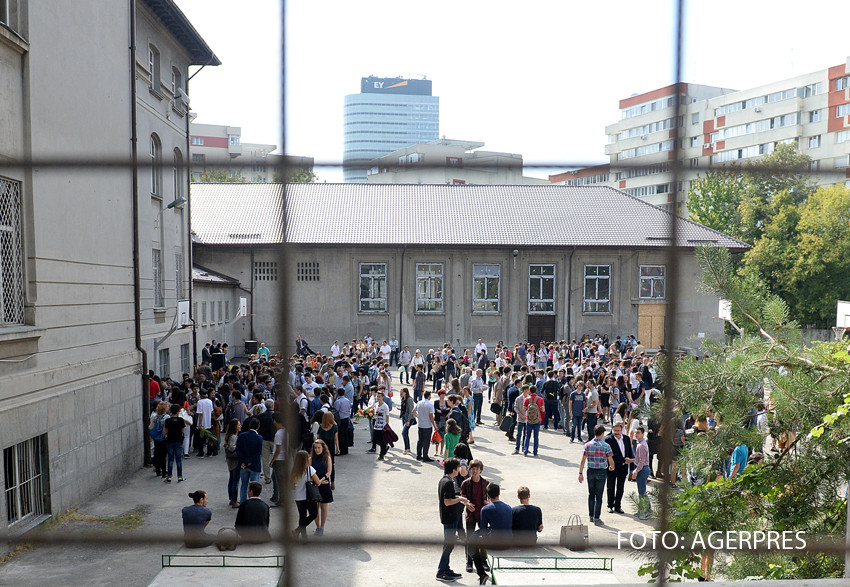 Scandal urias la un liceu din Capitala. Un profesor e acuzat ca a pus un elev sa se tarasca in genunchi pentru marirea notei