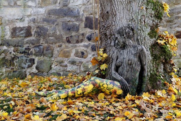 Imaginea cu o femeie dezbracata care a rupt netul in doua! Iti dai seama unde este?