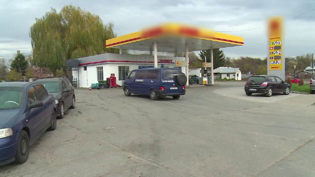 O benzinarie din Dambovita, jefuita de un barbat inarmat cu un cutit. Scena a fost surprinsa de camerele de supraveghere