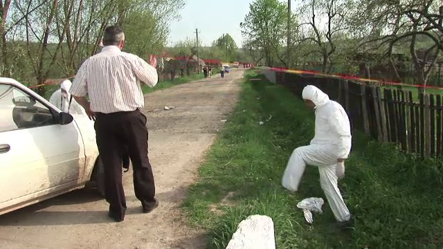 Un barbat din Arad a fost injunghiat in timp ce pregatea tuica. "Era beat, voia bautura si eu nu am vrut sa-i dau"