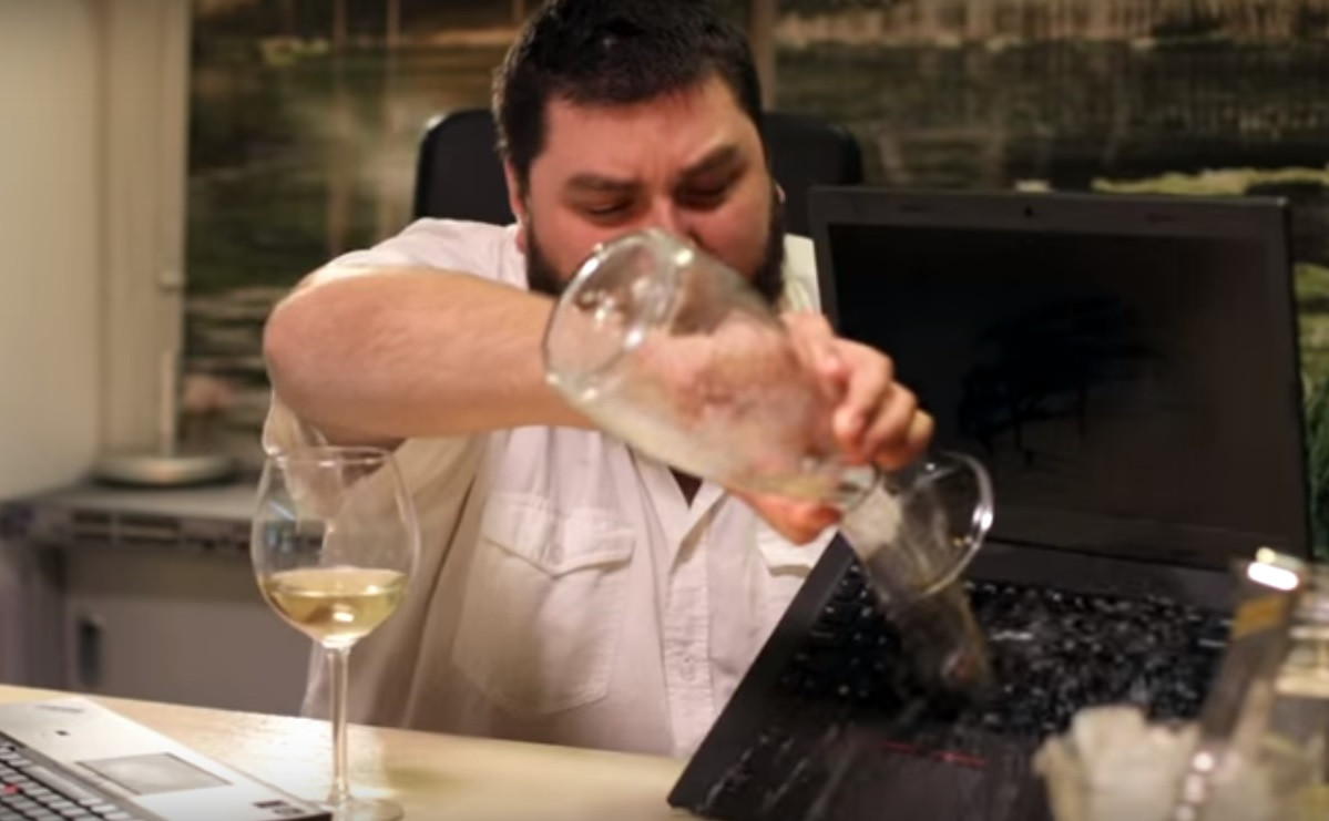 "Laptop-ul tau a fost provocat la Ice Bucket Challenge". Micutzu iti prezinta metoda prin care faci sprit direct pe tastatura