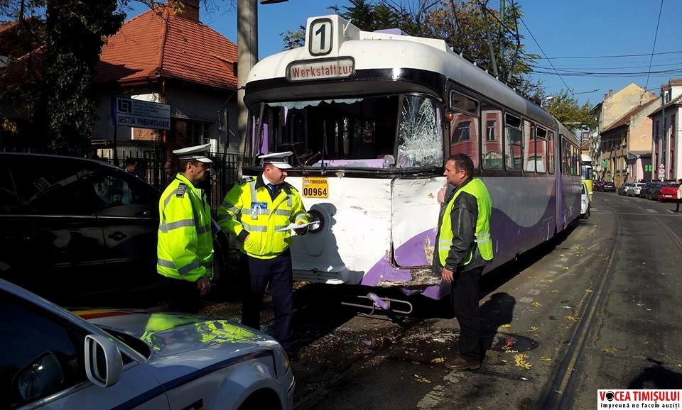 17 raniti, printre care si doi copii, in Timisoara dupa ce tramvaiul in care se aflau s-a lovit de o cisterna