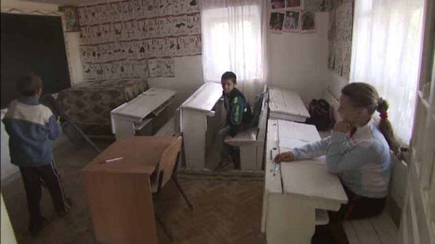 O scoala din Romania in 2015: ore tinute de preot in casa unui satean. “N-au fost in stare 3 profesori sa-l invete sa numere pana la 10”