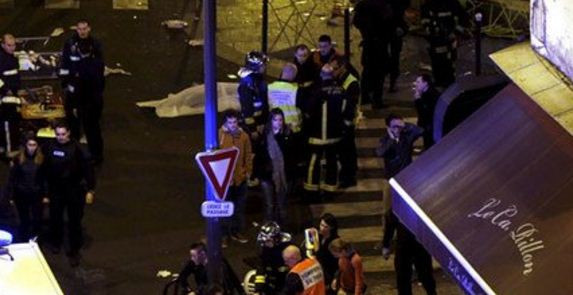 87 de oameni din sala de spectacole Bataclan ar fi fost ucisi. Membrii trupei Eagles of Death Metal au scapat cu viata