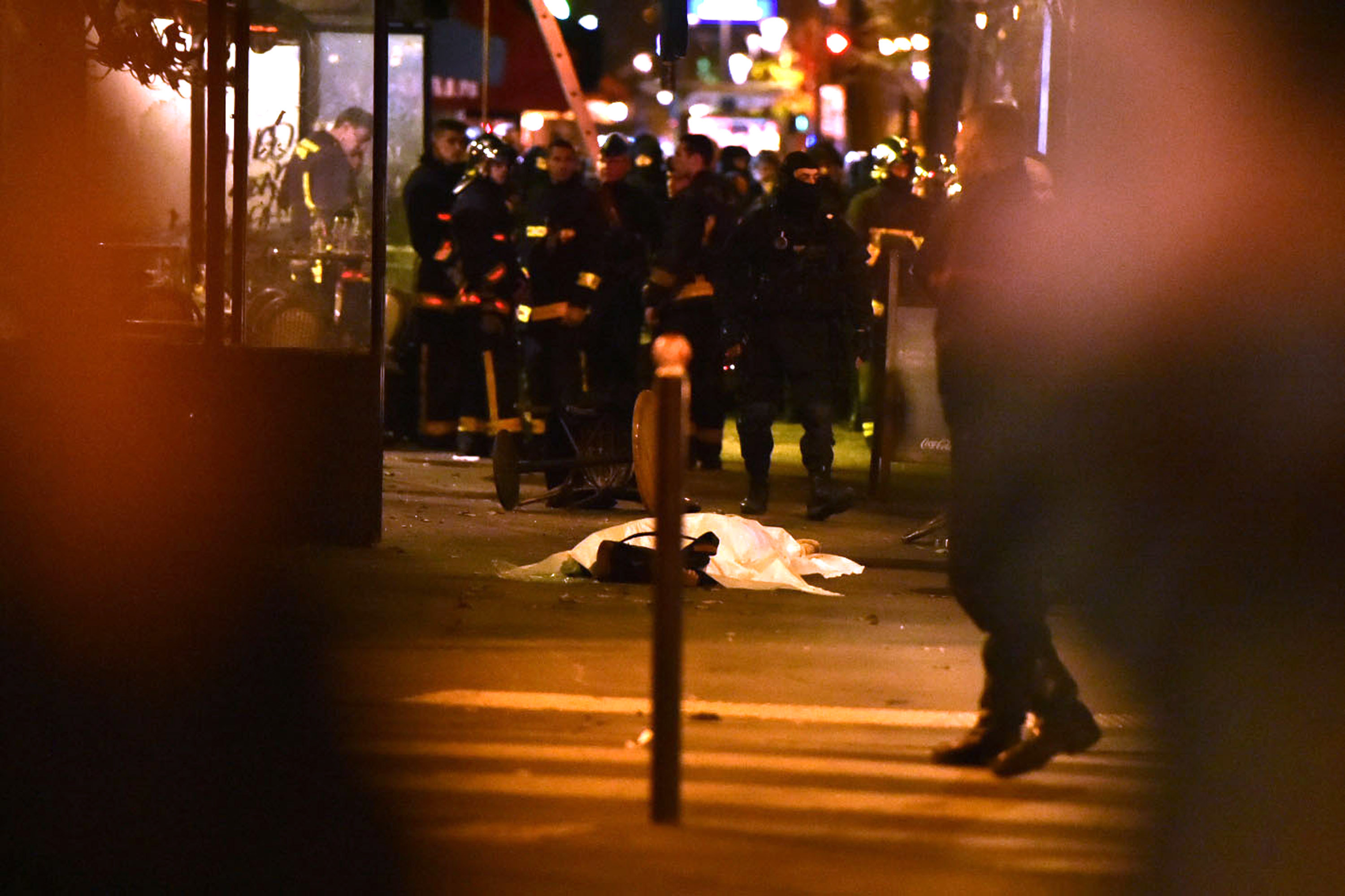 Cosmarul de la Bataclan, filmat de un jurnalist. Corpuri intinse pe strada, oameni agatati de ferestre si sange peste tot