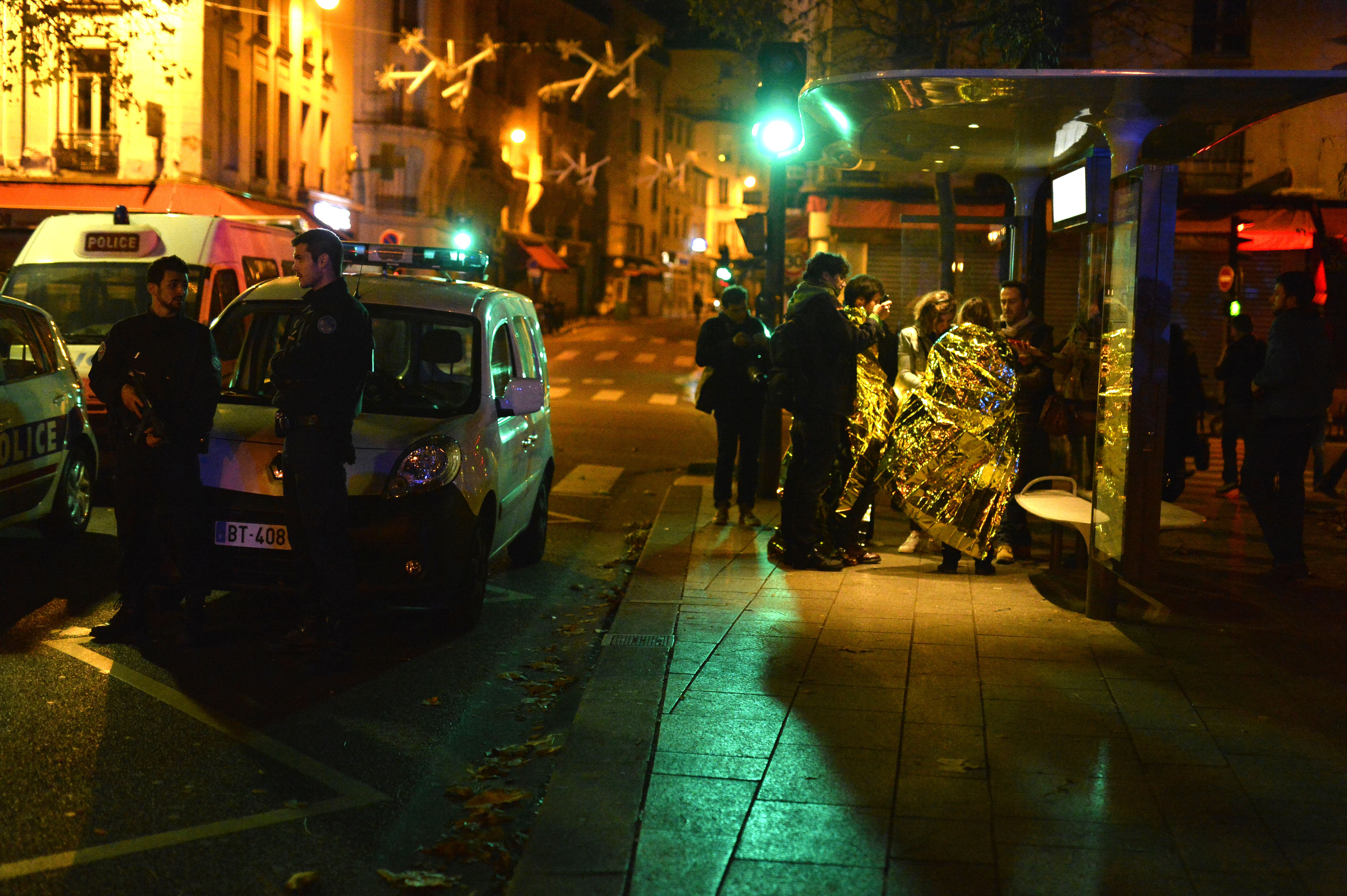 Doi imigranti, inregistrati in Grecia, cautati de politia franceza, dupa atentatele din Paris