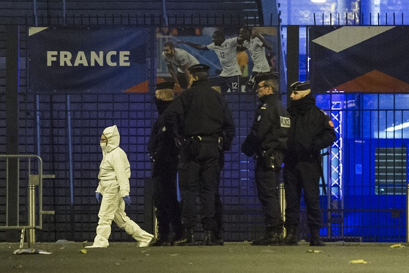 Wall Street Journal: Paznicii de pe Stade de France au blocat un terorist, care a fugit si s-a detonat la intrarea in stadion