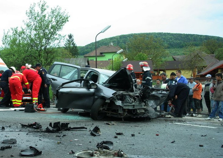 Un microbuz inmatriculat in Romania s-a ciocnit cu un autoturism, in Ungaria. 15 romani raniti, internati in spital