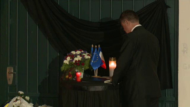 Klaus Iohannis a semnat in cartea de condoleante de la Ambasada Frantei. "Gandurile mele se indreapta catre victime"
