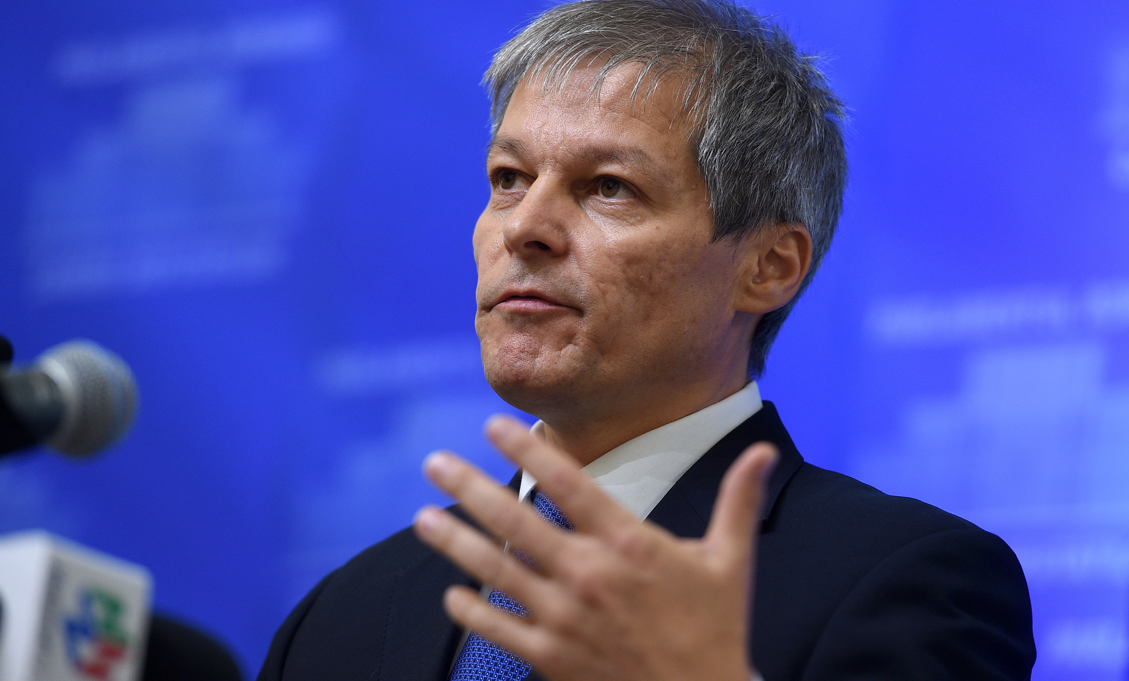 Primul test extern pentru premierul Ciolos. Pozitia Romaniei fata de imigranti cu care va merge la Consiliul de la Bruxelles