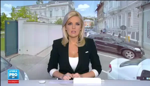 Romanii au aprins lumanari si depus flori, la Ambasada Frantei din Bucuresti. Adunarea de reculegere de la miezul zilei