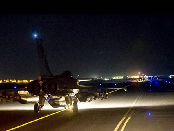 Franta raspunde atentatelor cu un bombardament masiv in Siria. Avioanele de lupta au distrus mai multe obiective ale ISIS