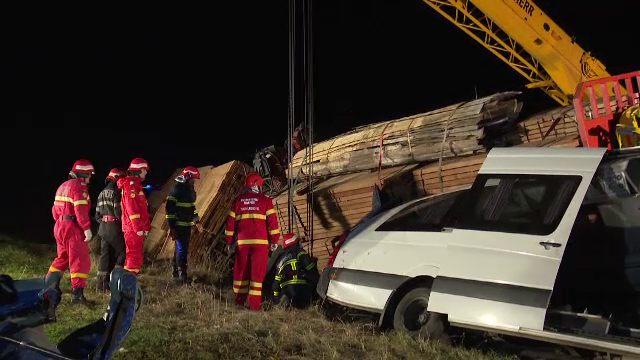 Trei morti si 11 raniti, in Buzau, dupa ce un camion cu cherestea s-a rasturnat pe un microbuz. PLAN ROSU de interventie
