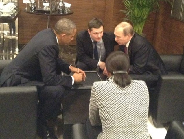 Intalnire informala intre cei mai puternici oameni ai lumii. Ce au discutat Putin si Obama, inghesuiti la o masuta retrasa