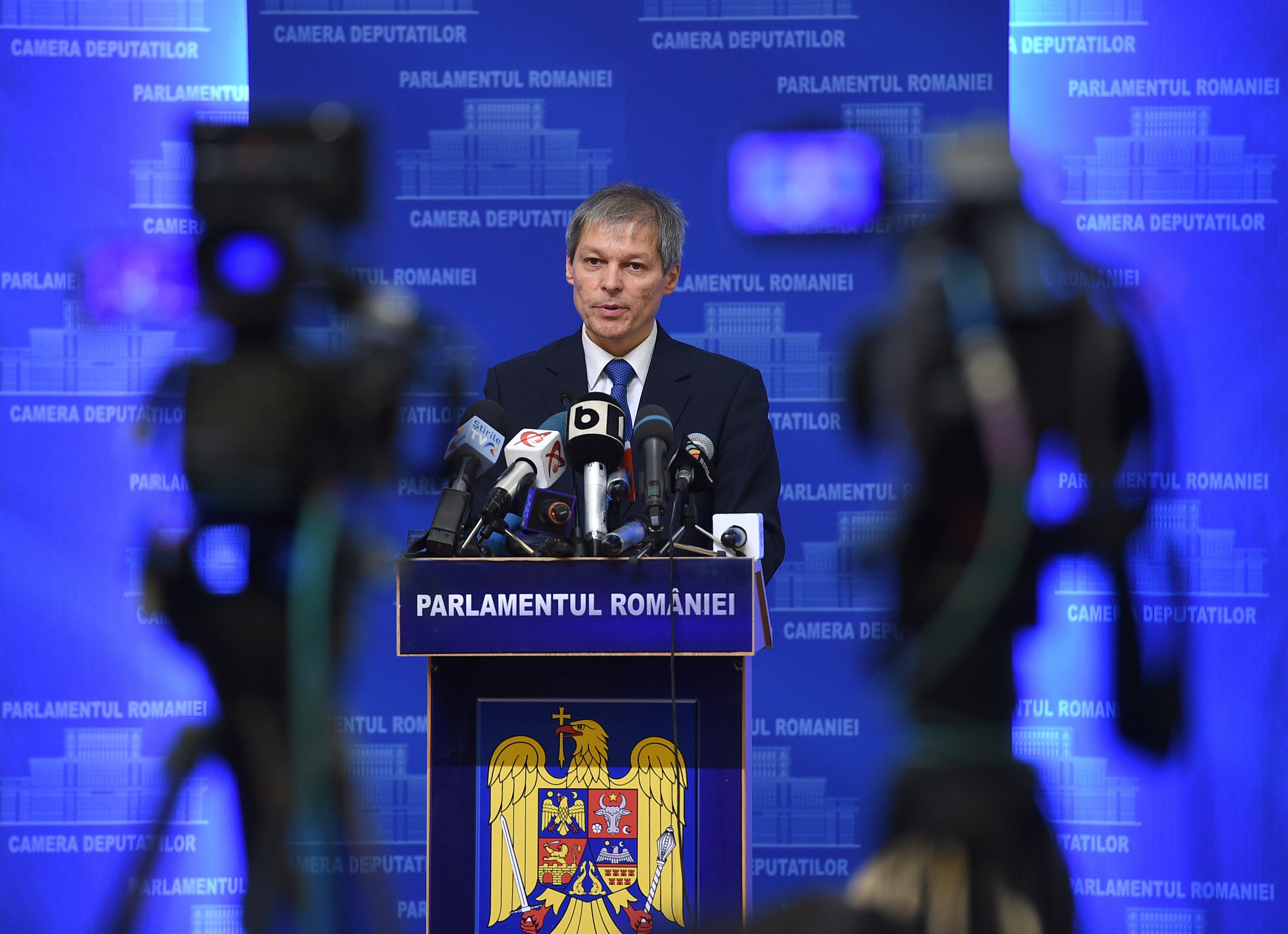 Dacian Ciolos a preluat mandatul de prim-ministru. Ce mesaj i-a transmis noul premier presedintelui Iohannis