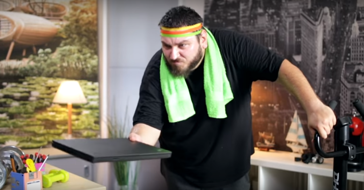 S-a suit cu picioarele pe el si a inceput sa sara. Laptop-ul pe care Micutzu l-a testat cu toata forta sa. VIDEO