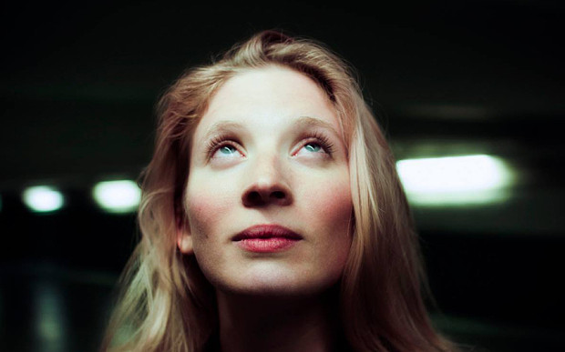 A supravietuit atacului din Paris pentru ca un prieten a incasat un glont in fata ei. Povestea sfasietoare a acestei tinere