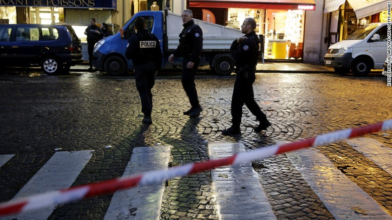 Opt persoane retinute si doua ucise in rafala de 5.000 de gloante a raidului din Paris. Procuror: "Erau gata sa actioneze"