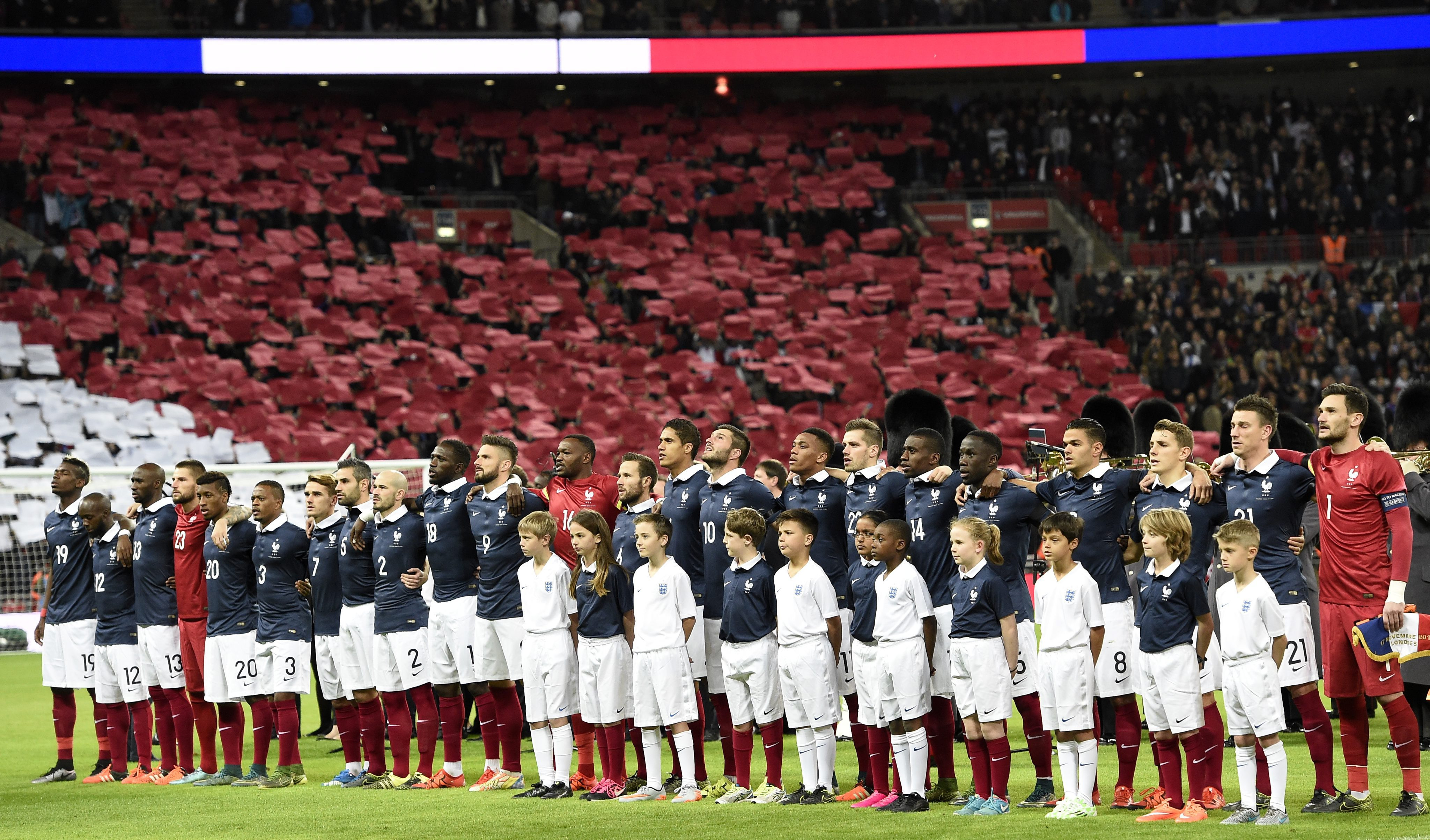 Omagiu emotionant pe Wembley. Momentul in care zeci de mii de oameni au intonat in cor La Marseillaise "Suntem toti impreuna"