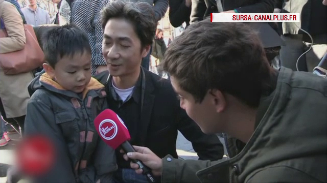 Discutia emotionanta dintre un tata si fiul sau, la altarul de la Bataclan. "Ei au arme, noi avem flori. Asta o sa ne apere"