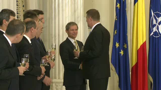 Senatorii vor sa ii lase pe presedinte si premier fara majorarea de salariu din iulie. Alesii au respins ordonanta lui Ponta