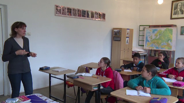 Profesoarele care au ales sa strabata si 75 de kilometri zilnic pentru a preda la tara. Ce beneficii le ofera catedra la sate