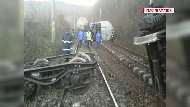 Trafic feroviar deviat, dupa ce sapte vagoane incarcate cu combustibil au deraiat in Brasov. Cantitati mari au ajuns pe camp